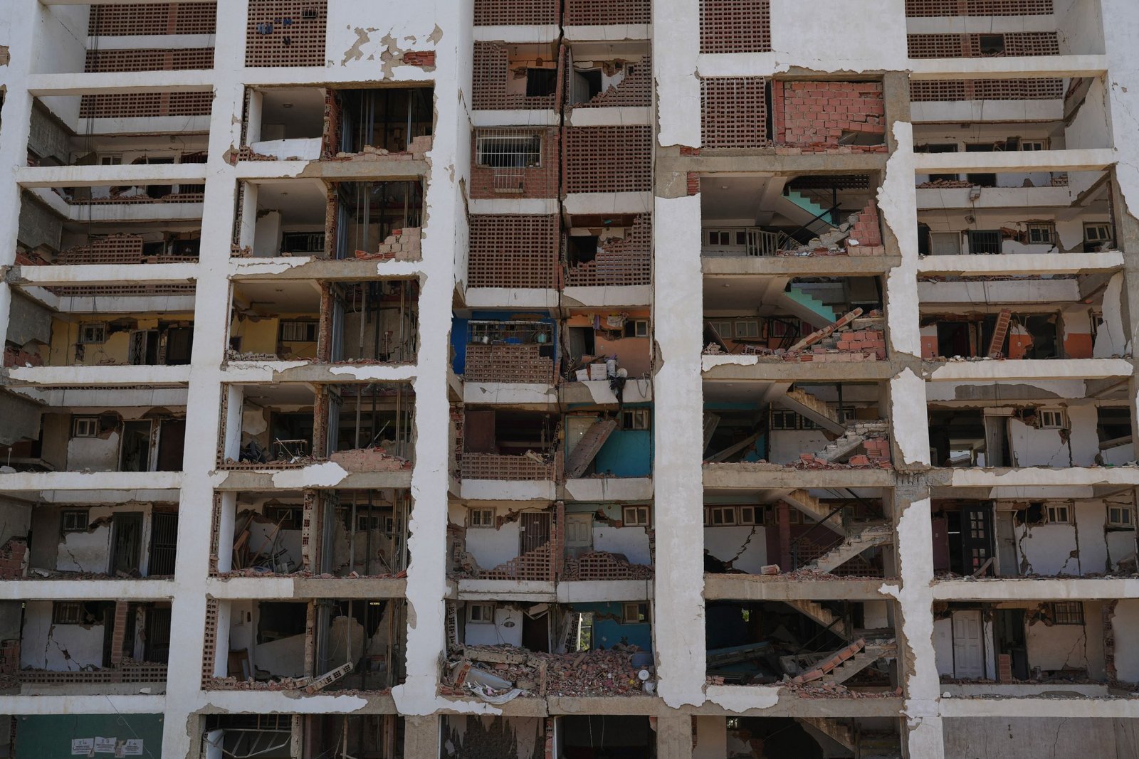 Edificio-de-apartamentos-derrumbado-por-los-terremotos-en-La-Guaira-Venezuela-el-domingo-26-de-julio-de-2026-Foto-AP-Ariana-Cubillos