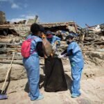 Venezolanos limpian calles de La Guaira tras los sismos, para ayudar a reducir la contaminación